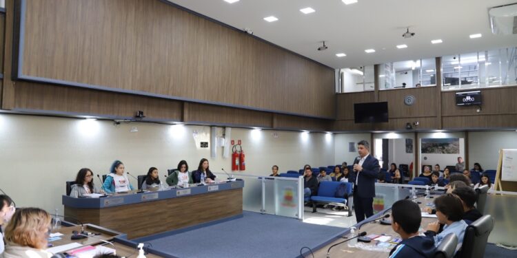 Jovens vereadores participam de reunião na Câmara Municipal