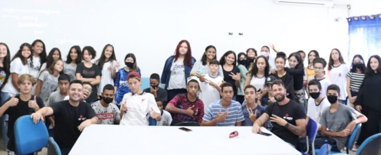 Educação de Caraguatatuba promove palestra antidrogas para alunos do Massaguaçu