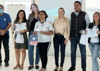 Prefeito de Caraguatatuba participa da homenagem aos alunos medalhistas da OBMEP