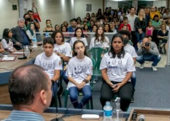 Alunos de Caraguatatuba tomam posse na 4ª edição da Câmara Jovem