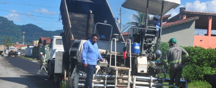 Secretaria de Obras inicia pavimentação asfáltica no bairro Travessão