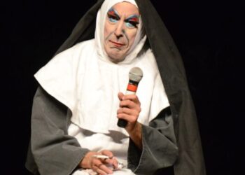 Humorista Octávio Mendes apresenta Stand Up ‘Irmã Selma’ no Teatro Mario Covas