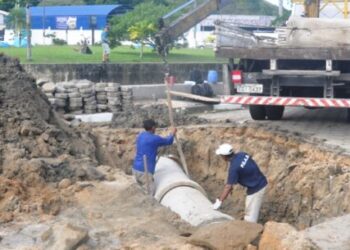 Prefeitura de Caraguatatuba troca tubos de drenagem em rua do bairro Ipiranga