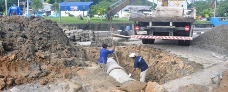 Prefeitura de Caraguatatuba troca tubos de drenagem em rua do bairro Ipiranga
