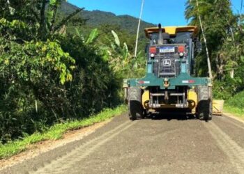 Estrada rural do bairro Pegorelli, na região sul, recebe nivelamento mecânico da Sesep
