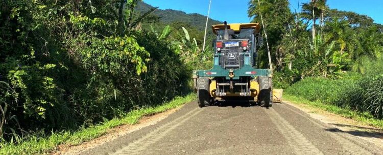 Estrada rural do bairro Pegorelli, na região sul, recebe nivelamento mecânico da Sesep