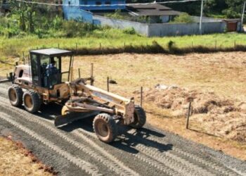 Prefeitura realiza nivelamento mecânico em rua do Capricórnio 2, na região norte de Caraguatatuba