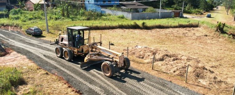 Prefeitura realiza nivelamento mecânico em rua do Capricórnio 2, na região norte de Caraguatatuba