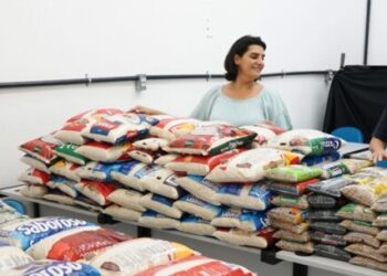 Fundo Social de Caraguatatuba repassa mais de 10 mil peças de roupas para pessoas em vulnerabilidade social