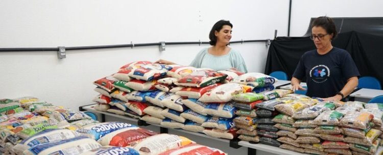 Fundo Social de Caraguatatuba repassa mais de 10 mil peças de roupas para pessoas em vulnerabilidade social