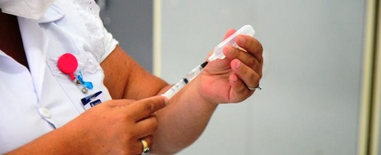 Caraguatatuba inicia aplicação da 3ª dose contra Covid-19 em jovens de 12 a 17 anos