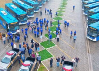 Prefeito de Caraguatatuba entrega novos ônibus para a cidade