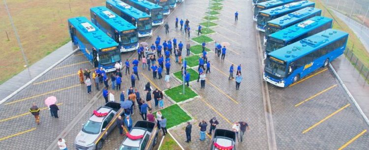 Prefeito de Caraguatatuba entrega novos ônibus para a cidade
