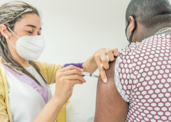 Adolescentes começam a receber dose de reforço contra a Covid-19 a partir desta quinta (2), em Bertioga