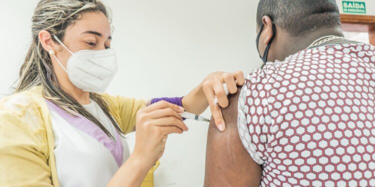 Adolescentes começam a receber dose de reforço contra a Covid-19 a partir desta quinta (2), em Bertioga