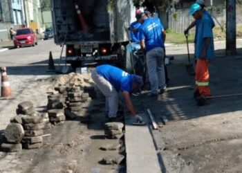 Prefeitura de Caraguatatuba faz nivelamento de bloquetes e colocação de sarjetas em avenida do bairro Sumaré