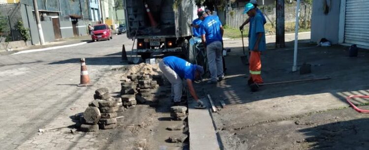 Prefeitura de Caraguatatuba faz nivelamento de bloquetes e colocação de sarjetas em avenida do bairro Sumaré