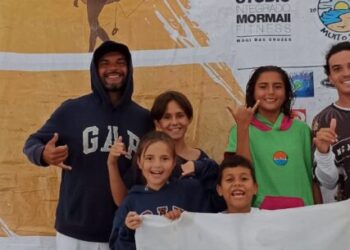 Surfistas caraguatatubenses competem em Bertioga junto com projeto social da cidade