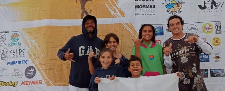 Surfistas caraguatatubenses competem em Bertioga junto com projeto social da cidade