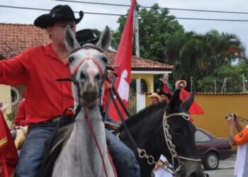 Missas, cavalgada e ‘afogado’ marcam encerramento da 31ª Festa do Divino Espírito Santo em Caraguatatuba, no domingo