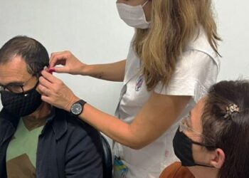 Prefeitura de Caraguatatuba entrega 116 aparelhos auditivos para pacientes do Centro de Especialidades Médicas