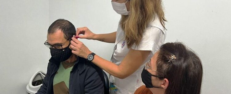 Prefeitura de Caraguatatuba entrega 116 aparelhos auditivos para pacientes do Centro de Especialidades Médicas