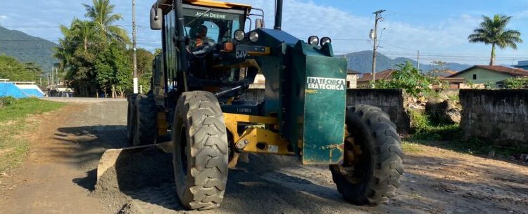 Prefeitura de Caraguatatuba realiza nivelamento de ruas da região Norte e Sul do município