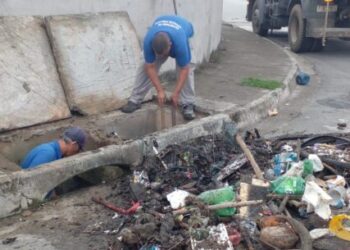 Prefeitura de Caraguatatuba retira 400 kg de resíduos em bueiro do Residencial Nova Caraguá II