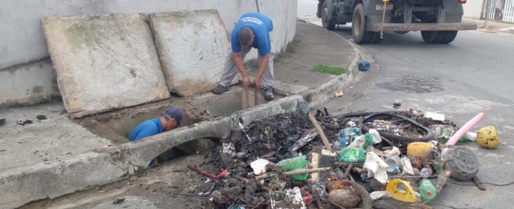 Prefeitura de Caraguatatuba retira 400 kg de resíduos em bueiro do Residencial Nova Caraguá II