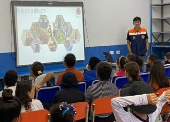 Agentes da Defesa Civil conversam com alunos sobre áreas de risco e degradação ambiental