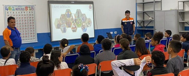 Agentes da Defesa Civil conversam com alunos sobre áreas de risco e degradação ambiental