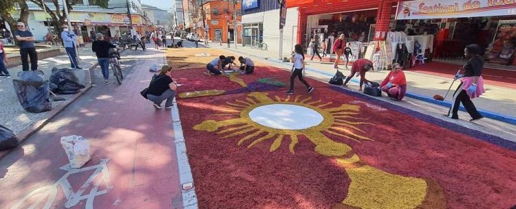 Solenidade de Corpus Christi reúne fiéis nas ruas de Caraguatatuba