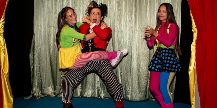 “Brincadeiras de Circo” no Serramar Shopping recebe a “Cia Rabisco” com o espetáculo “O Circo do Rabisco” neste sábado às 19h* 