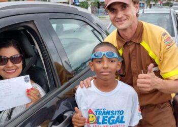 Alunos da rede municipal participam de blitz educativa em Caraguatatuba