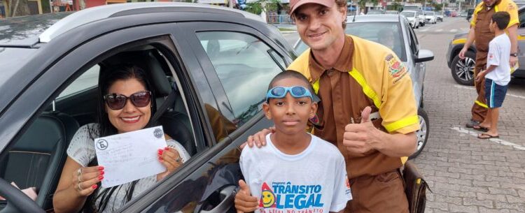 Alunos da rede municipal participam de blitz educativa em Caraguatatuba