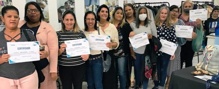 Fundo Social de Caraguatatuba certifica 19 alunas em cursos de Costura e Lingerie