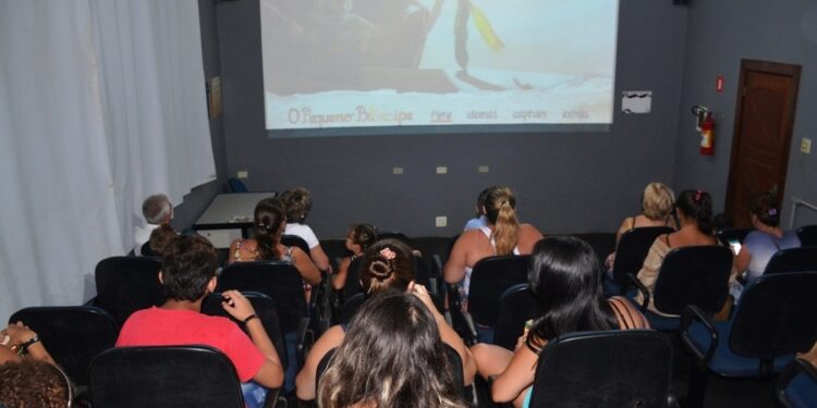 Cinema gratuito, exposição, sessão de clipes e Stand Up compõem a programação de fim de semana