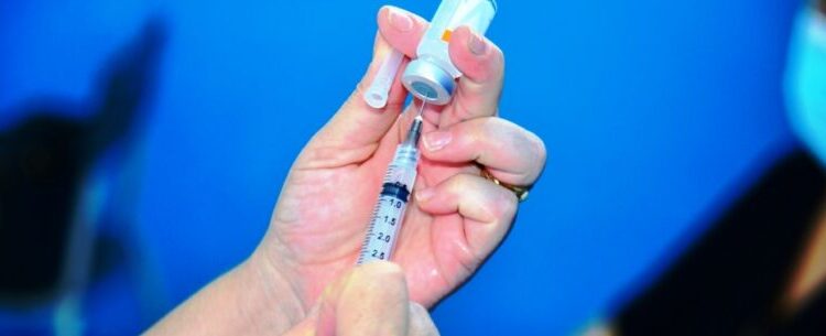 Caraguatatuba aplica 4ª dose de vacina contra Covid-19 em maiores de 40 anos e 5ª dose em imunossuprimidos maiores de 50