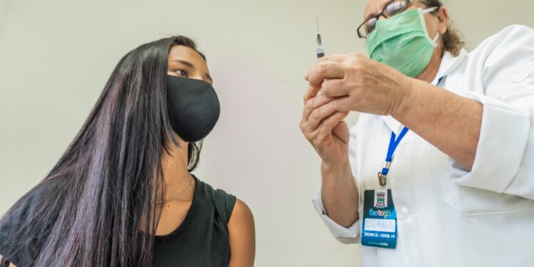 Ação itinerante de vacinação contra a gripe e Covid-19 acontece neste sábado (11)