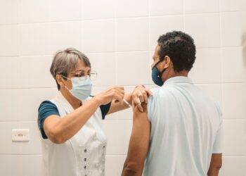 Bertioga realiza vacinação contra a gripe e Covid-19 neste sábado (4)