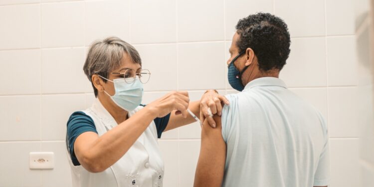 Bertioga realiza vacinação contra a gripe e Covid-19 neste sábado (4)