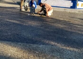 Caraguatatuba realiza manutenção das pedras portuguesas da Praça Cândido Mota