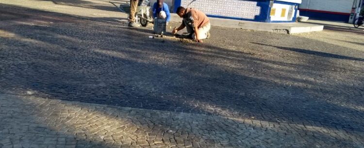 Caraguatatuba realiza manutenção das pedras portuguesas da Praça Cândido Mota