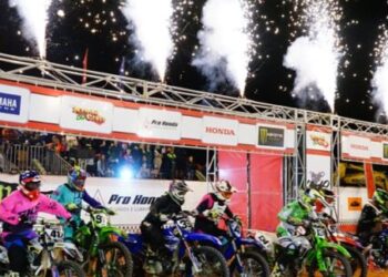 Arena Cross enaltece tradição em Caraguatatuba e deixa espectadores em êxtase com corridas