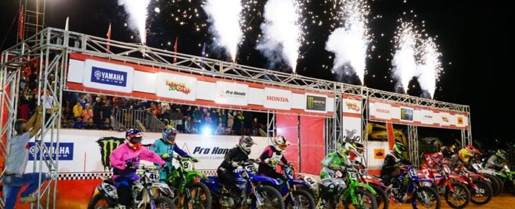 Arena Cross enaltece tradição em Caraguatatuba e deixa espectadores em êxtase com corridas