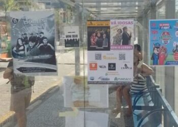 Prefeitura de Caraguatatuba alerta para colagem de propagandas em pontos de ônibus