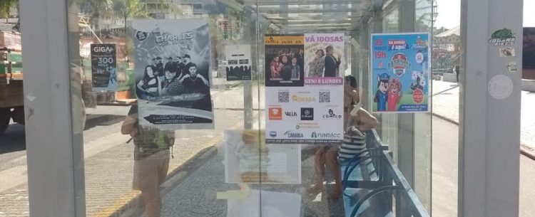 Prefeitura de Caraguatatuba alerta para colagem de propagandas em pontos de ônibus