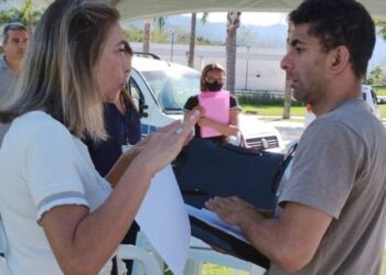 Sepedi auxilia PcD na entrega de currículos para vagas no Hospital Regional do Litoral Norte