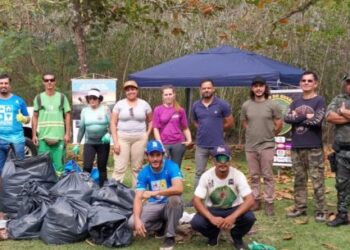 Prefeitura de Caraguatatuba realiza limpeza do Mangue do Camaroeiro e coleta mais de 50,5 kg de resíduos