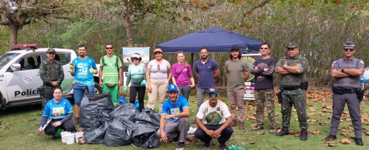 Prefeitura de Caraguatatuba realiza limpeza do Mangue do Camaroeiro e coleta mais de 50,5 kg de resíduos